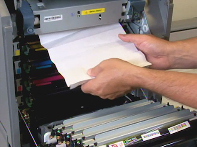 Remova o atolamento de papel visível sob o fusor