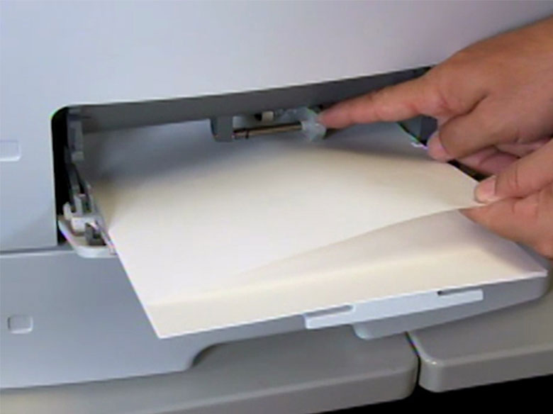 Remova o atolamento de papel do alimentador multi-uso