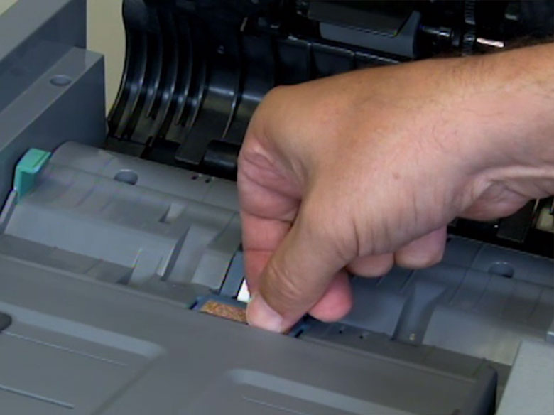 Extraiga el rodillo de carga de papel del alimentador automático de documentos usado