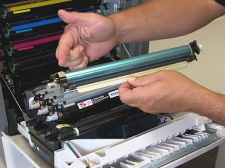 Entfernen des verbrauchten Fotoleiters aus dem Drucker