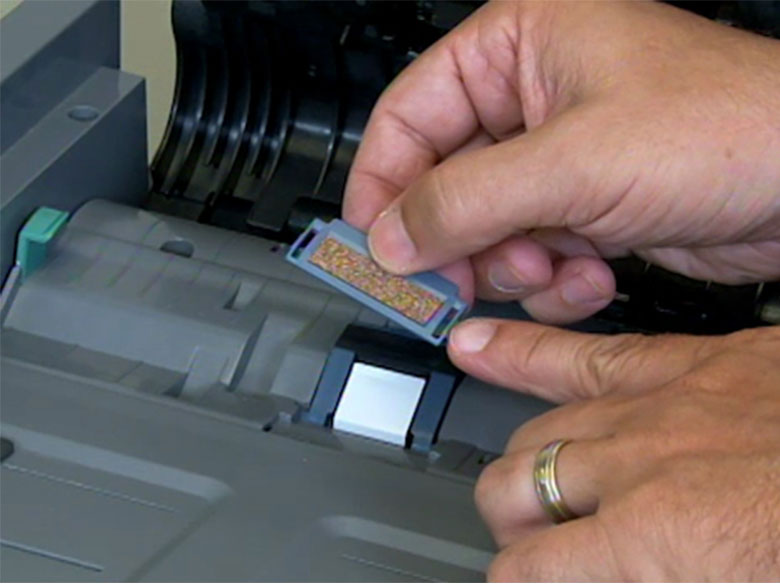 Instale el nuevo rodillo de carga de papel del alimentador automático de documentos