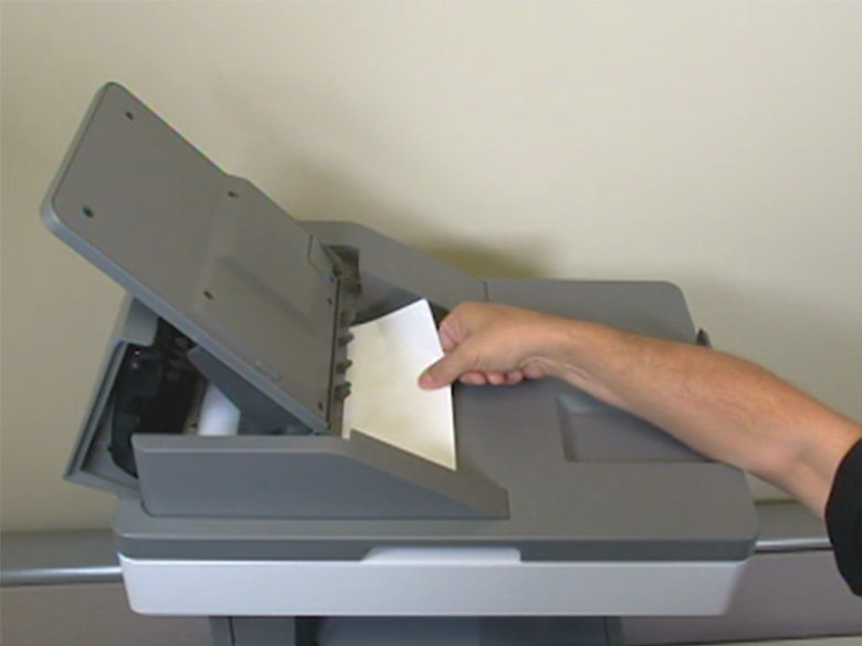 Extraiga el papel atascado en el alimentador automático de documentos