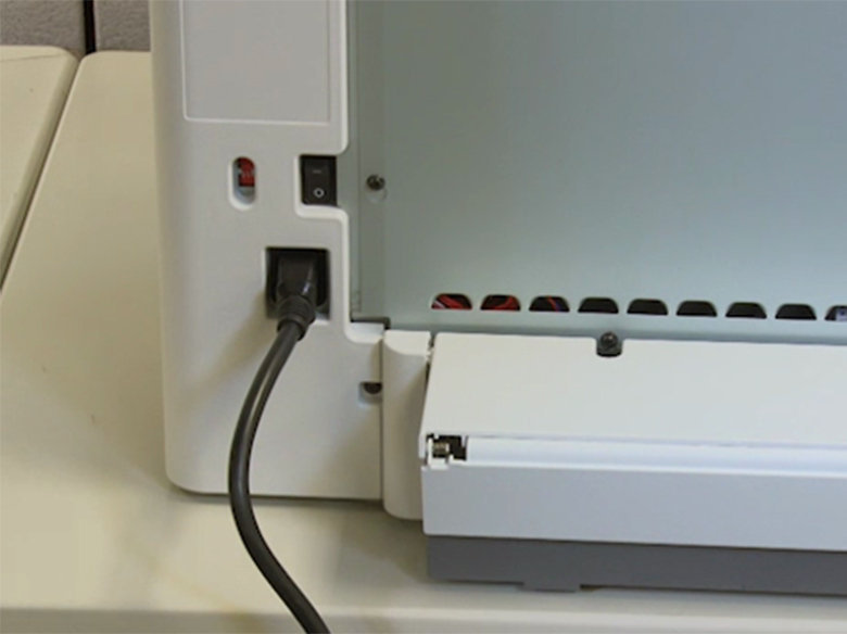 Conecte el cable de alimentación a una toma de alimentación eléctrica debidamente conectada a tierra