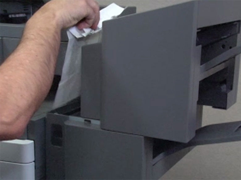 Drücken der Entriegelungstaste und Schieben der Finisher-Ablage oder Mailbox nach rechts, um gestautes Papier zu entfernen
