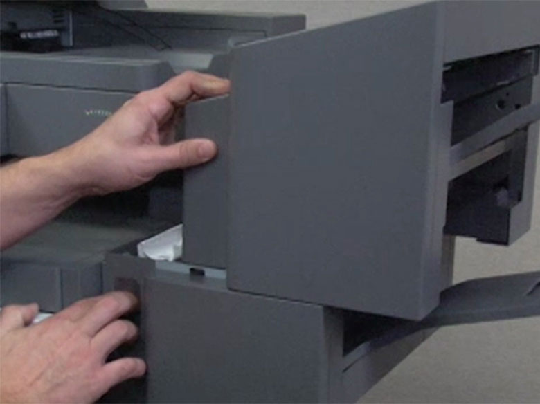 Drücken der Entriegelungstaste und Schieben der Finisher-Ablage oder Mailbox nach rechts, um gestautes Papier zu entfernen