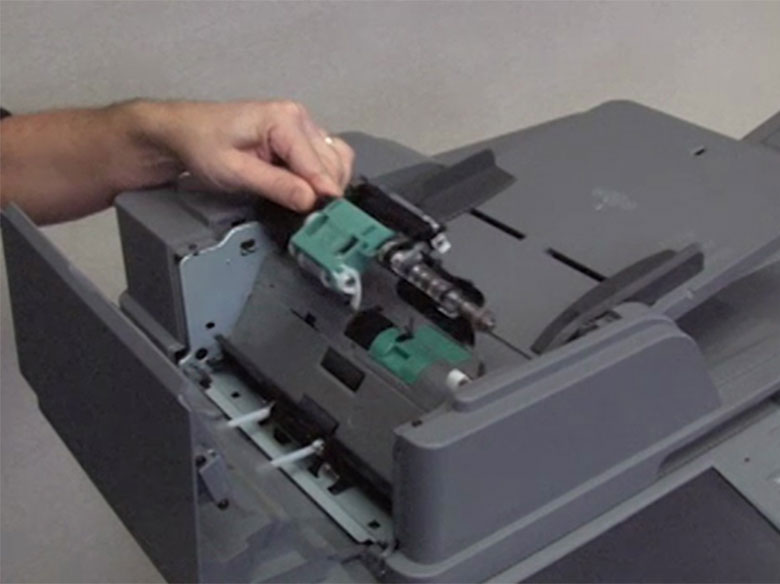 Extraiga el panel separador y el conjunto del rodillo de carga de papel del alimentador automático de documentos.