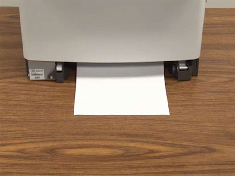 Retirez le papier coincé dans le chargeur manuel.