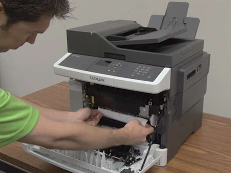 Elimine los atascos dentro de la impresora.