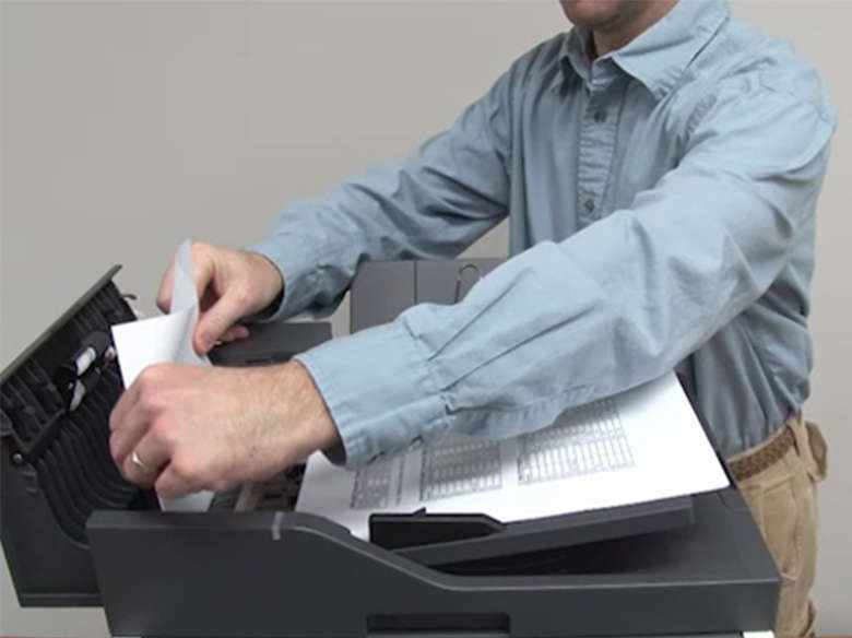Retirez le papier coincé dans le chargeur automatique de documents.