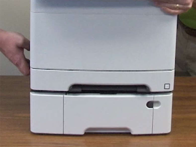 Conecte la bandeja a la impresora.