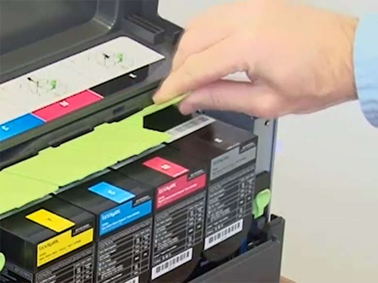 Remova os cartuchos de toner usados da impressora.