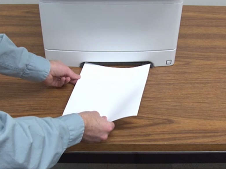 Coloque o papel para impressão de um único lado (simplex)