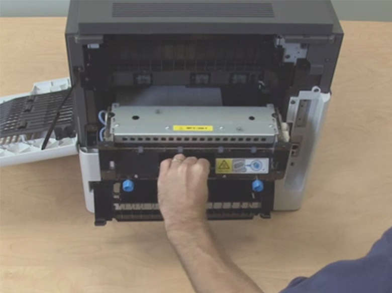 将定影器组件插入打印机中