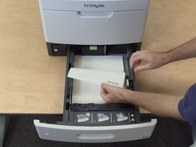 Carregue a bandeja de papel para uma impressão de um lado (simplex)