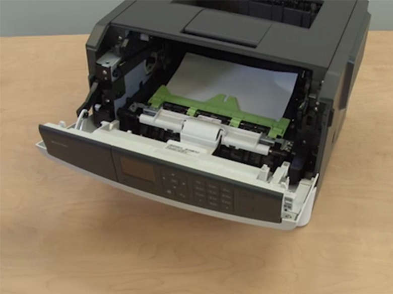 Retirez le papier coincé dans l'imprimante.