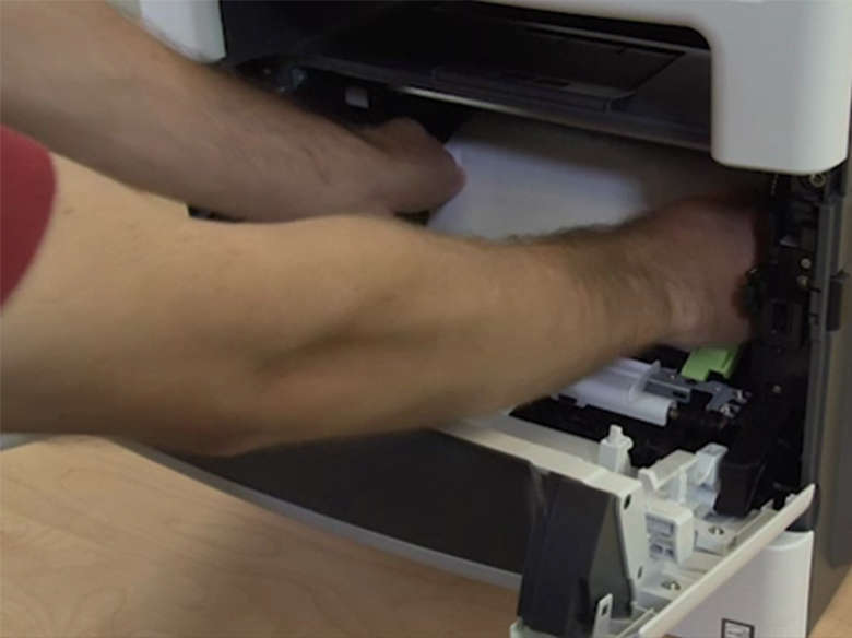 Limpar atolamentos dentro da impressora