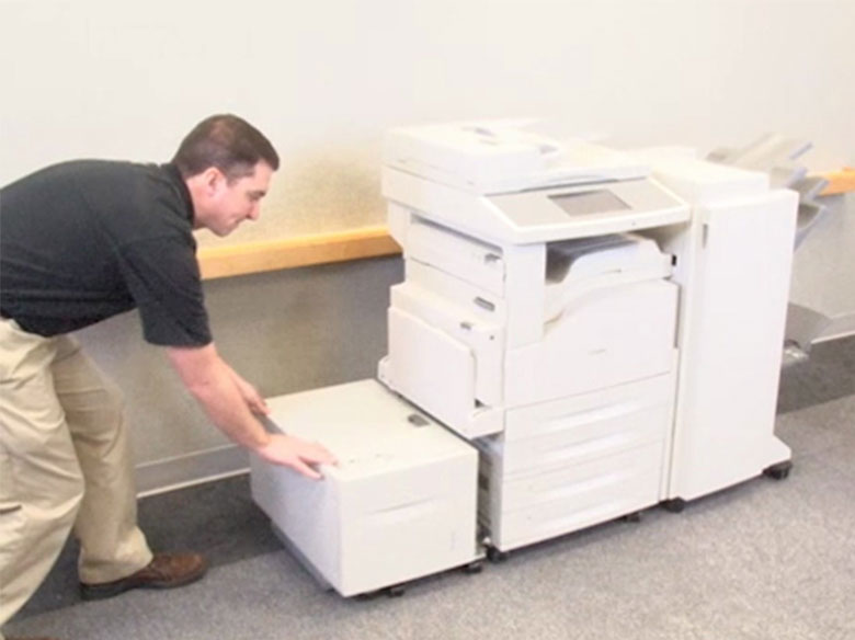 Si la impresora dispone de una bandeja de entrada de alta capacidad, deslícela en su sitio.