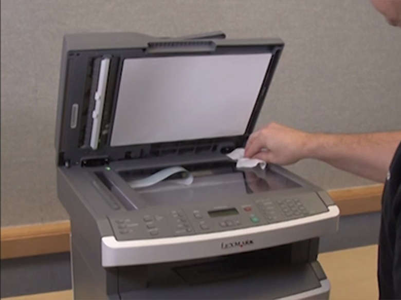 Limpie el cristal del escáner y del alimentador automático de documentos para mejorar la calidad de impresión