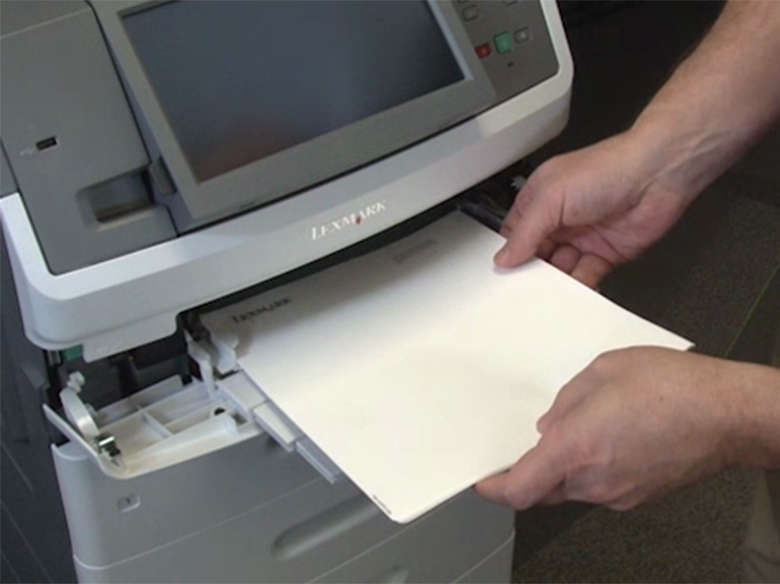 Cargar el papel para la impresión por una sola cara