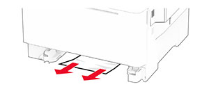 Gestautes Papier wird aus dem Inneren des Fachs herausgezogen.