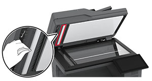 Skenovací blok skla automatického podávača dokumentov na spodnej strane krytu skenera sa utrie.
