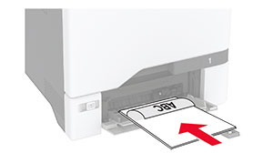 将卡片纸加载到多功能进纸器中。
