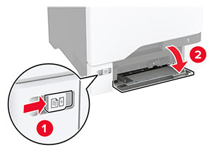 O botão na parte inferior esquerda da impressora é pressionado para abrir o alimentador multifuncional.