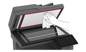 Staklena podloga skenera s donje strane poklopca skenera briše se.