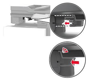 A tampa do grampeador está conectada e a fonte de alimentação está posicionada corretamente.