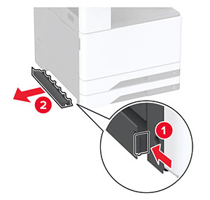 Dækslet til installation af optioner nederst til venstre på printeren skubbes for at låse op og fjernes derefter.
