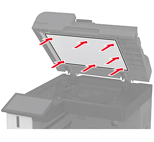 Scannerglaspuden trykkes mod bagsiden af scannerdækslet.