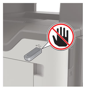 Ikona Nie dotykaj jest umieszczona obok dysku flash włożonego do przedniego portu USB.