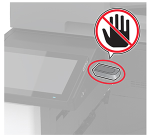 Et "Rør ikke"-ikon er placeret ved siden af det flashdrev, der er sat i USB-porten på forsiden.