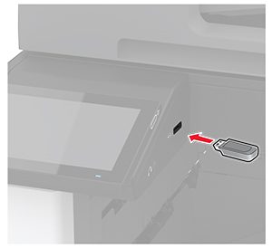 Ein Flash-Laufwerk wird in den frontseitigen USB-Anschluss des Druckers eingesteckt.