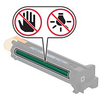 Et ikon for "Undgå berøring og udsæt ikke for lys" er placeret over fotokonduktortromlen.